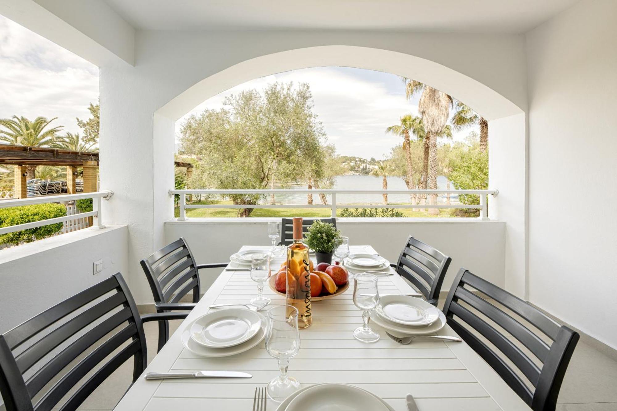 Blue & White Velvet 20M From The Beach Danilia Exterior photo